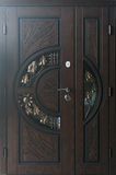 Входные двери с полимерными накладками, двустворчатые, уличные, со стеклопакетом и ковкой C52-2 фото